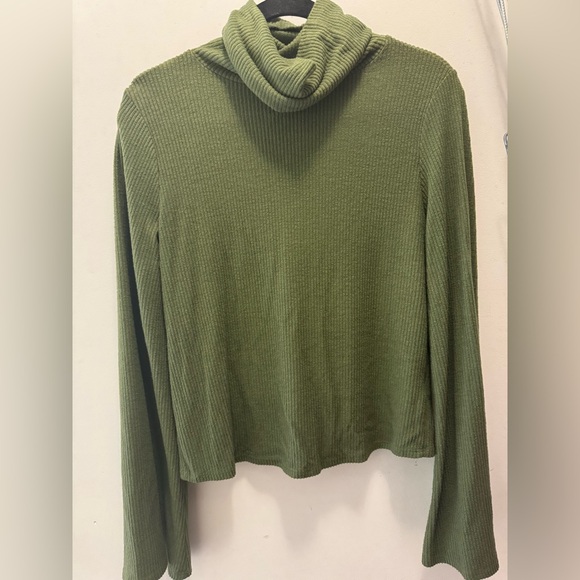 Green bell bottom turtle neck - Picture 1 of 5